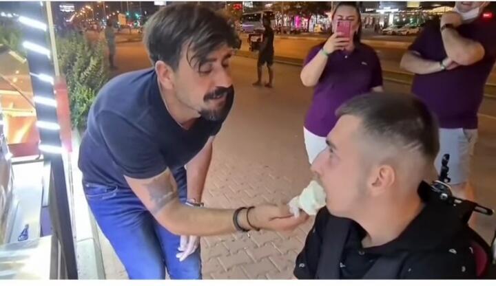 Terharu,Karakter Jail Penjual Es Krim Turki Ini Berubah Saat Layani Pria Disabilitas!