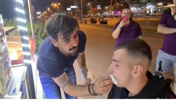 Terharu,Karakter Jail Penjual Es Krim Turki Ini Berubah Saat Layani Pria Disabilitas!