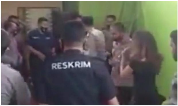 Viral, Polisi Dangdutan Bareng Biduan di Masa Pandemi