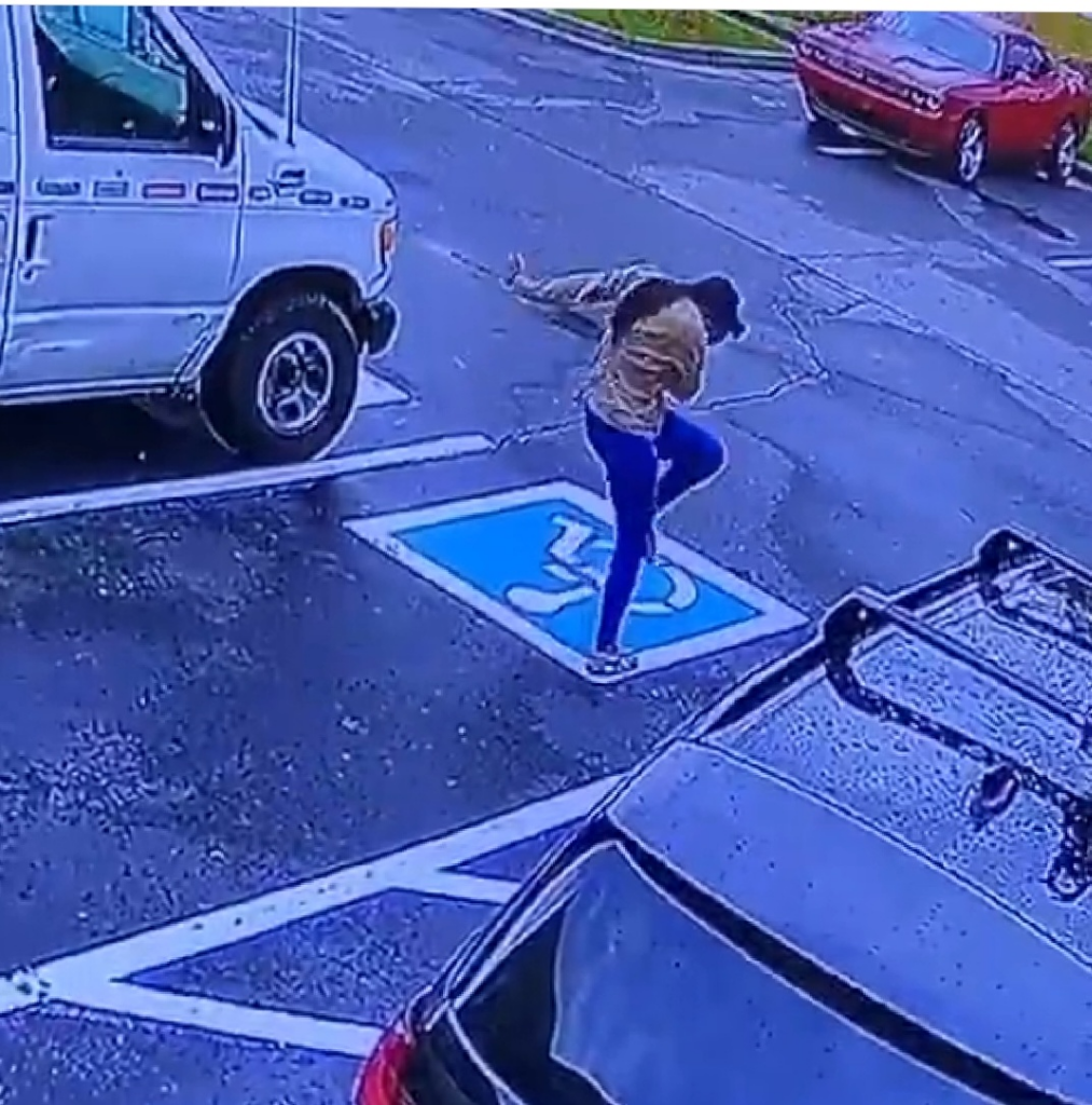 Joget Kebahagian Seorang Wanita Saat Diterima Kerja. Jadi Pengen Ikutan