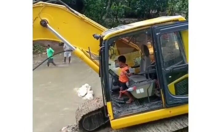 Viral Bocah Umur 5 Tahun Kemudikan Ekskavator, Bantu Warga Ambon Bersihkan Sungai!