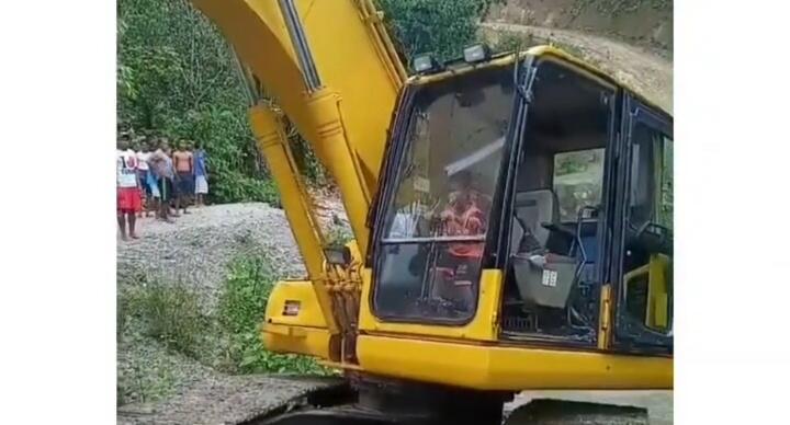 Viral Bocah Umur 5 Tahun Kemudikan Ekskavator, Bantu Warga Ambon Bersihkan Sungai!