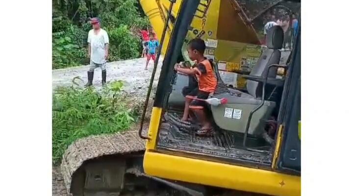 Viral Bocah Umur 5 Tahun Kemudikan Ekskavator, Bantu Warga Ambon Bersihkan Sungai!