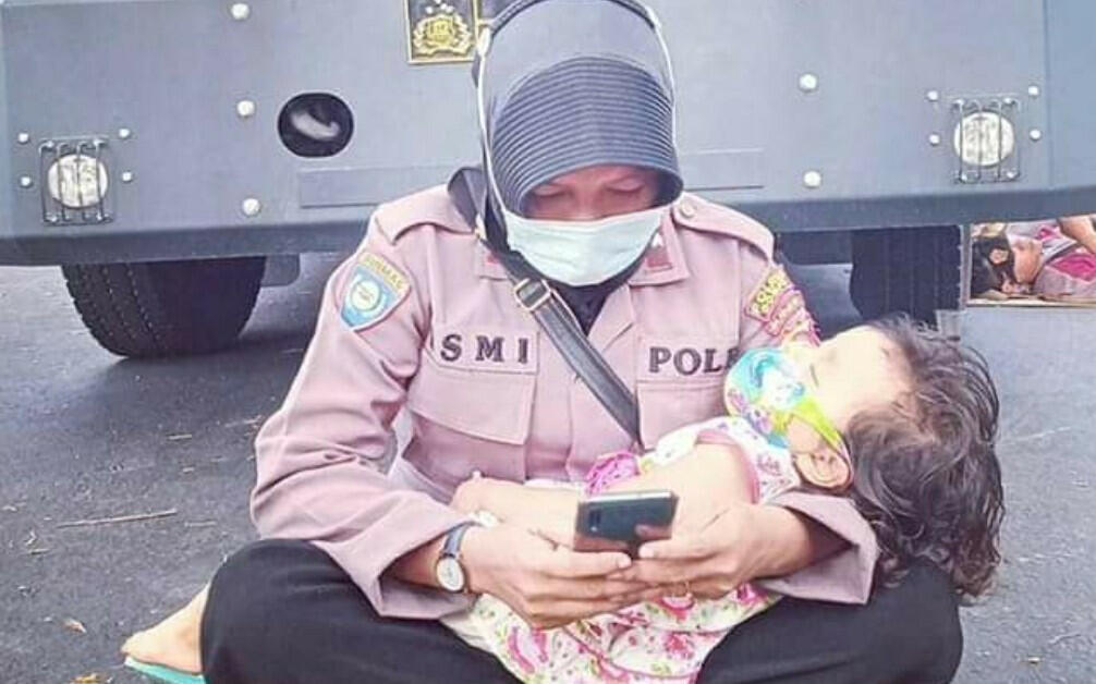 Menjadi Polwan Tak Melupakan Kodrat Sebagai Seorang Ibu
