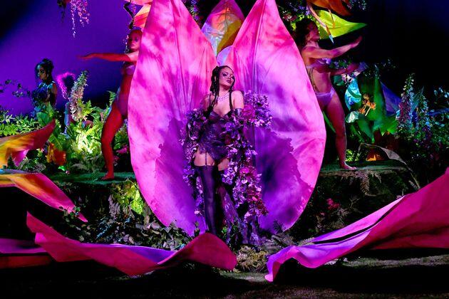 Rihanna dituduh melakukan penistaan agama setelah pertunjukan lingerie terakhirnya