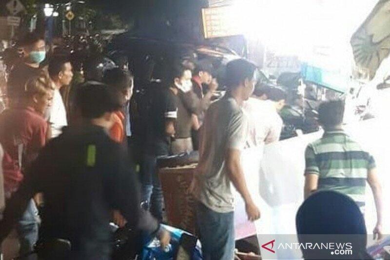 Mobil Tabrak Kios Pedagang di Pasar Rebo