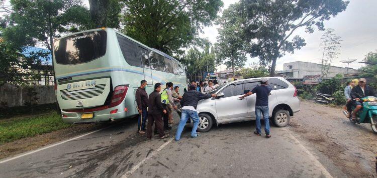 Bus Tabrakan dengan Mobil di Jalinsum