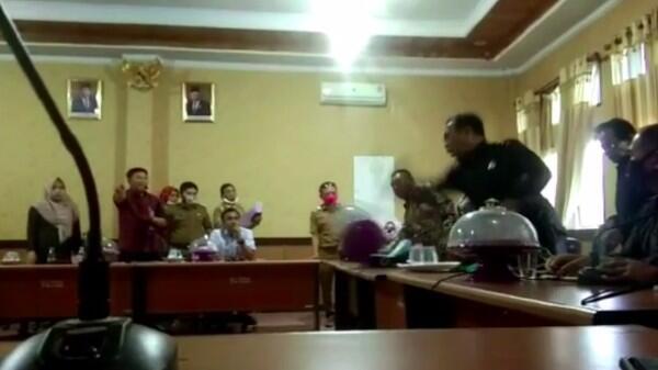 Anggota DPRD PDIP Konawe Selatan Ngamuk di Rapat, Pecahkan Gelas