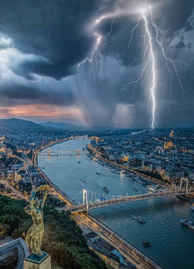 DRAMATIS, Inilah Foto Penampakan Langit Sebelum Badai Datang