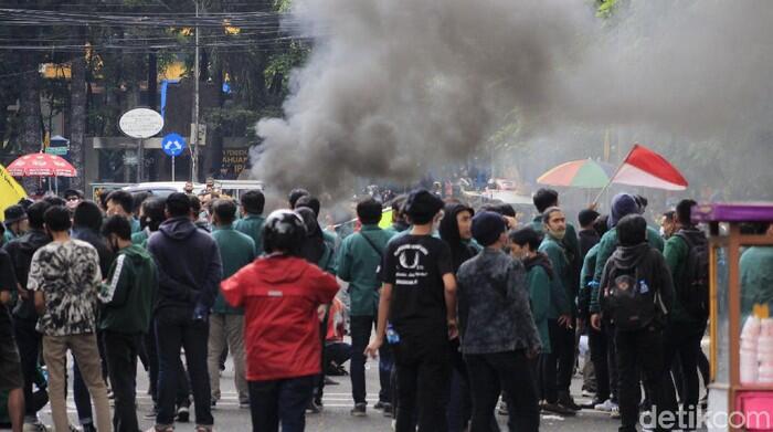 Aksi Demonstran Tolak UU Omnibus Law di Bandung Kembali Ricuh!