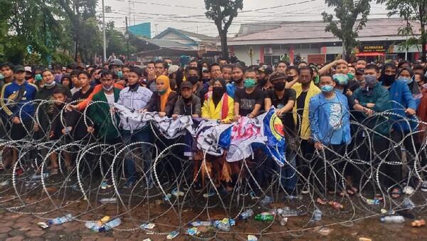 Unjuk Rasa Tolak UU Cipta Kerja di Padang Sempat Diwarnai Aksi Lempar Botol