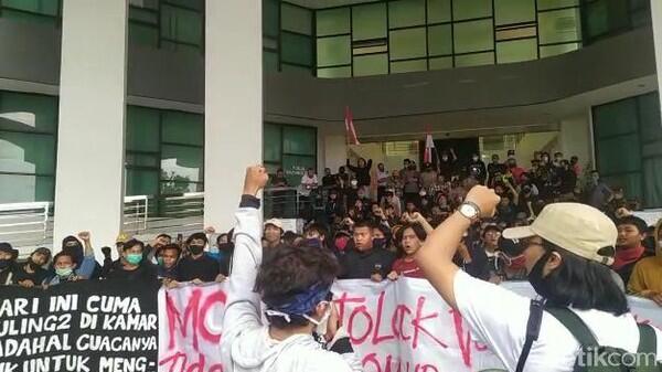 Aksi Mahasiswa, Bakar Ban di Depan Istana Bogor hingga Duduki Gedung DPRD