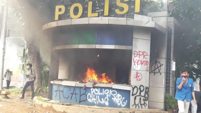 Massa Bakar Pospol Patung Kuda, Polisi Tembakkan Gas Air Mata