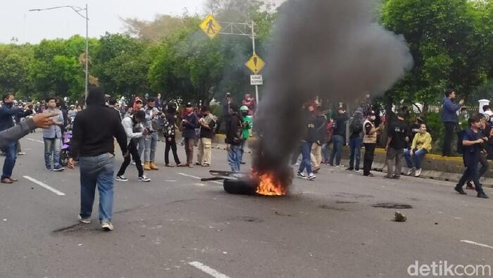 Demo Tolak Omnibus Law Rusuh, Massa Bakar Ban di Jalan Belakang Istana