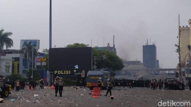 Demo Tolak Omnibus Law Rusuh, Massa Bakar Ban di Jalan Belakang Istana