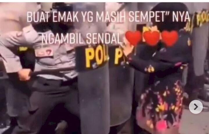 Emak-emak Ini Ambil Sendalnya di Barisan Polisi Saat Demo, Santuy Banget! 