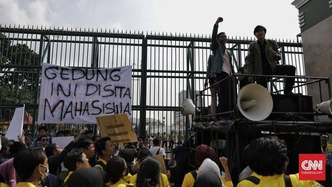 Emak-emak Ini Ambil Sendalnya di Barisan Polisi Saat Demo, Santuy Banget! 