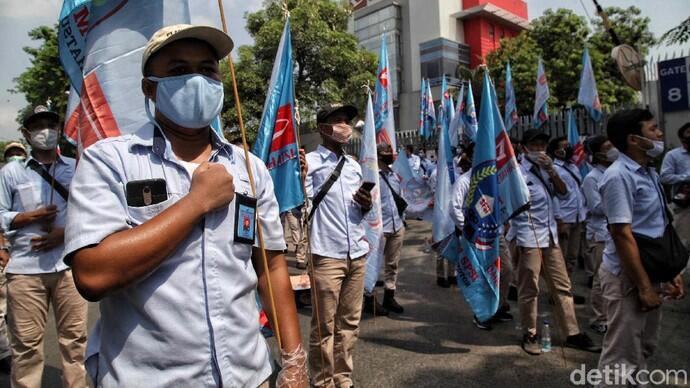 Penampakan Buruh Astra Daihatsu Demo Tolak Omnibus Law