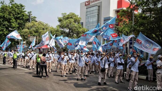 Penampakan Buruh Astra Daihatsu Demo Tolak Omnibus Law