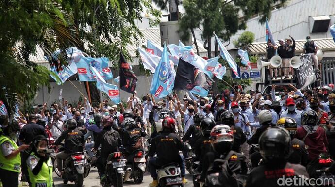 Penampakan Buruh Astra Daihatsu Demo Tolak Omnibus Law