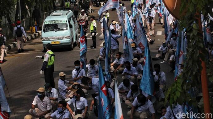 Penampakan Buruh Astra Daihatsu Demo Tolak Omnibus Law