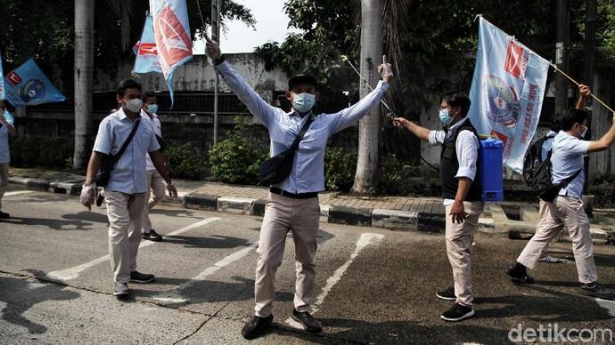 Penampakan Buruh Astra Daihatsu Demo Tolak Omnibus Law