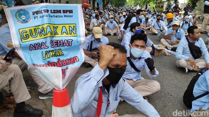 Penampakan Buruh Astra Daihatsu Demo Tolak Omnibus Law