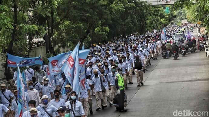 Penampakan Buruh Astra Daihatsu Demo Tolak Omnibus Law