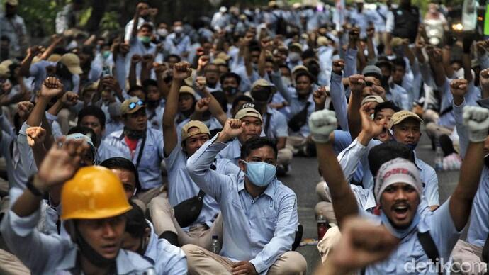 Penampakan Buruh Astra Daihatsu Demo Tolak Omnibus Law