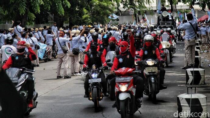 Penampakan Buruh Astra Daihatsu Demo Tolak Omnibus Law