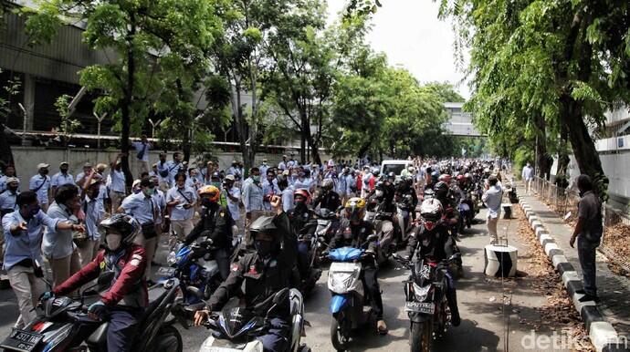 Penampakan Buruh Astra Daihatsu Demo Tolak Omnibus Law