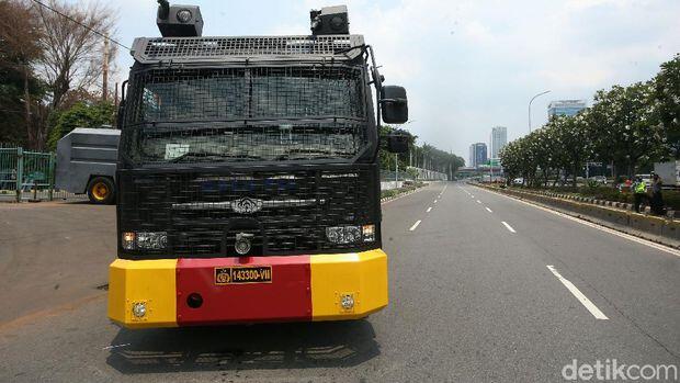 Raisa Temani Barracuda dan Water Cannon Amankan Demo Tolak Omnibus Law