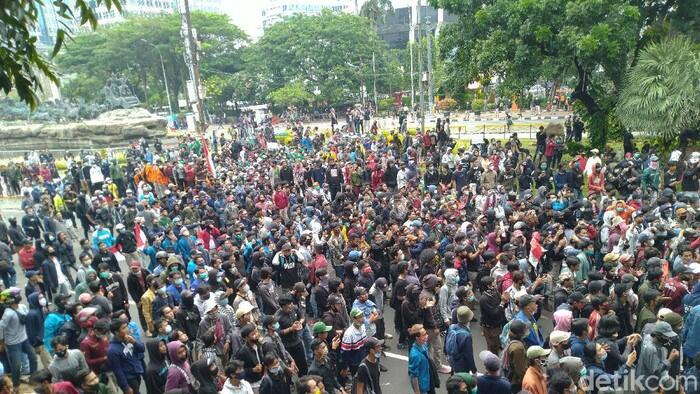 Massa Mahasiswa Demo UU Cipta Kerja di Patung Kuda Terus Berdatangan