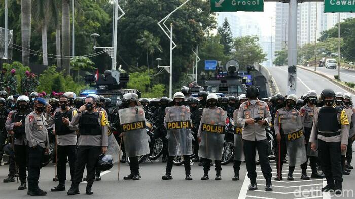 Bentrok dengan Aparat, Pendemo Jebol Penyekatan di Daan Mogot Tangerang
