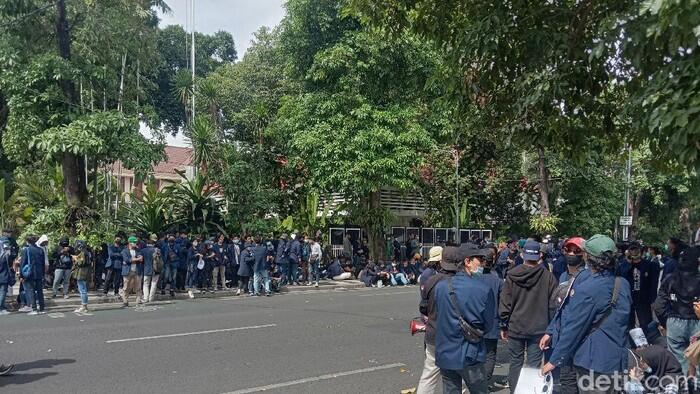 Rumah Dinas Risma Dikepung Mahasiswa dan Pelajar Surabaya 