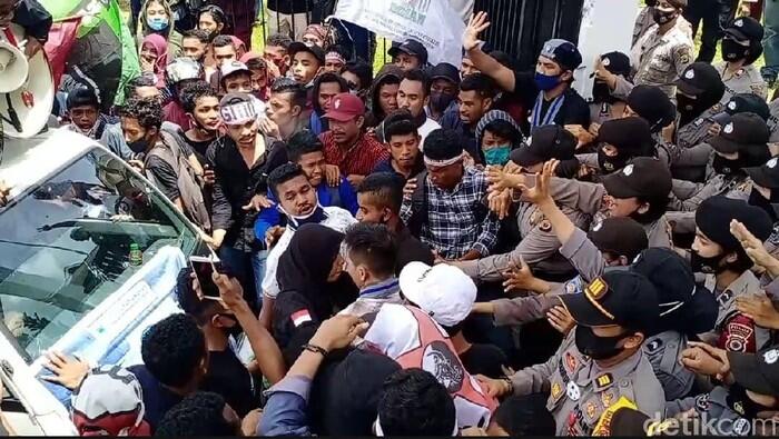 Demo Omnibus Law, Mahasiswa Jebol Pagar DPRD Maluku