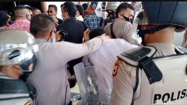 Demo Omnibus Law, Mahasiswa Jebol Pagar DPRD Maluku