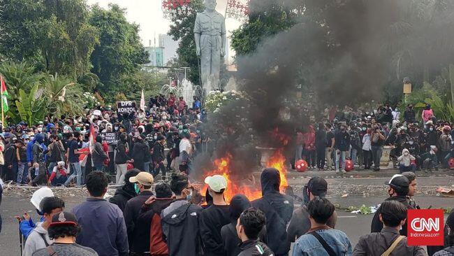 Surabaya Bentrok, Gedung Grahadi Jebol di Barat dan Timur