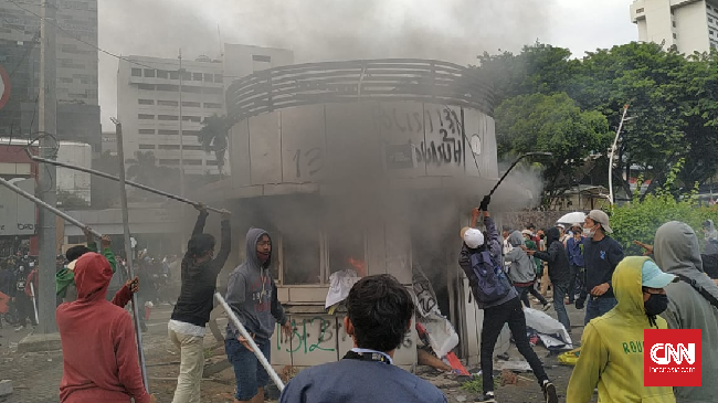 Massa Rusak Pos Polisi Tugu Tani, Asap Hitam Mengepul