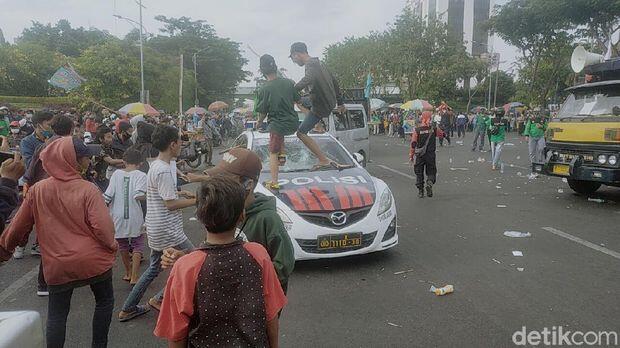 Deretan Mobil Polisi dan Aparat yang Dirusak-Dibakar Massa Demo