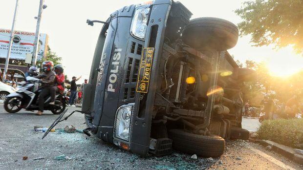 Deretan Mobil Polisi dan Aparat yang Dirusak-Dibakar Massa Demo