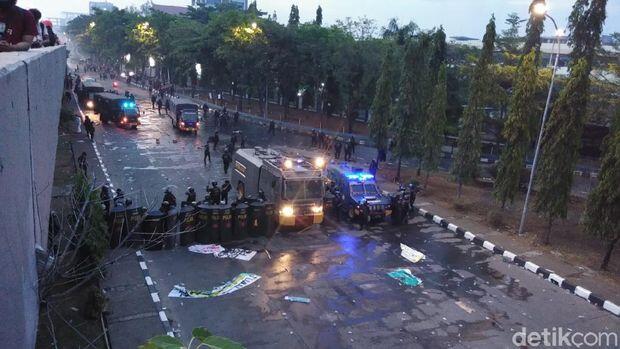Makin Mencekam, Massa Demo di makassar Serang Polisi dengan Petasan