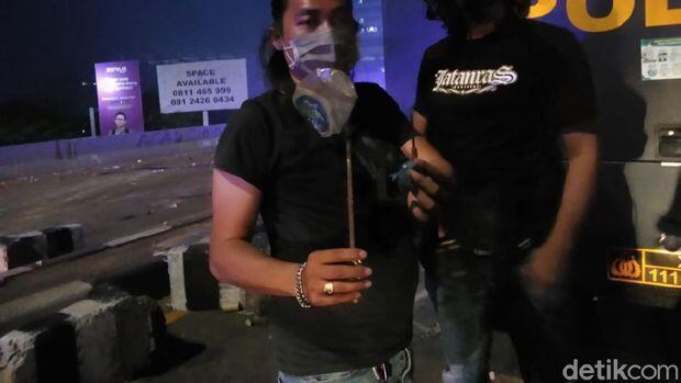 Makin Mencekam, Massa Demo di makassar Serang Polisi dengan Petasan