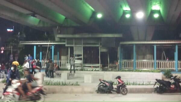 Halte TransJakarta Sentral Senen Dibakar Massa