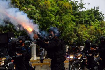Kami Cuma Ingin Ngomong, Musuh Kami Bukan Polisi', Saat Massa Hampiri Polisi Tanpa ..