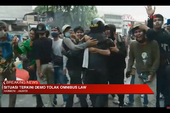 Kami Cuma Ingin Ngomong, Musuh Kami Bukan Polisi', Saat Massa Hampiri Polisi Tanpa ..