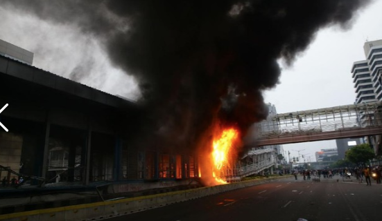 Masih Rusuh saat Pantau Halte Terbakar di HI, Anies Mundur ke Pos Polisi