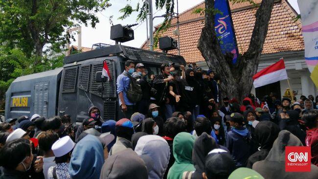 Tolak Omnibus Law, Massa Naik Mobil Water Cannon di Surabaya
