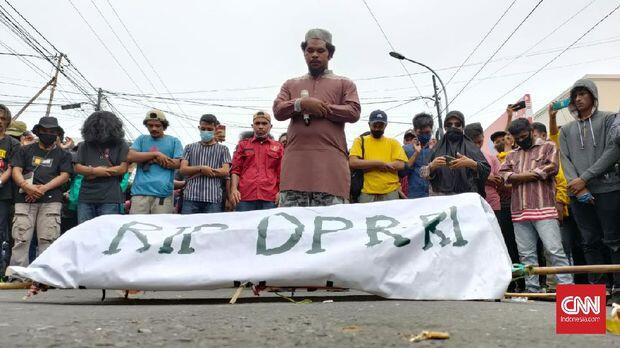 Mosi Tidak Percaya Bergemuruh di Penjuru Negeri