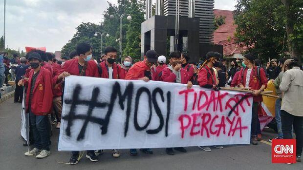 Mosi Tidak Percaya Bergemuruh di Penjuru Negeri